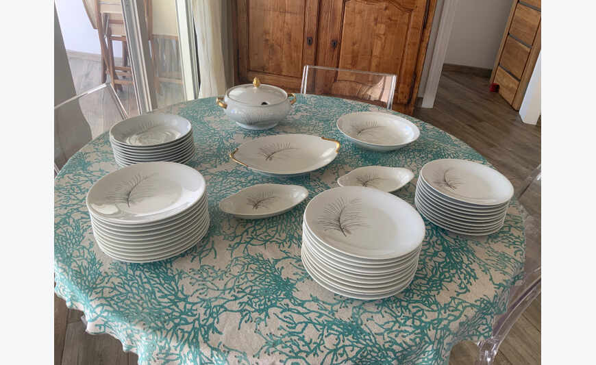 SERVICE DE TABLE EN PORCELAINE DE LIMOGES