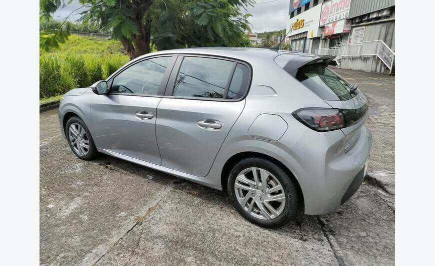 Peugeot 208 PureTech 1.2l 110cv boite automatique 8vit