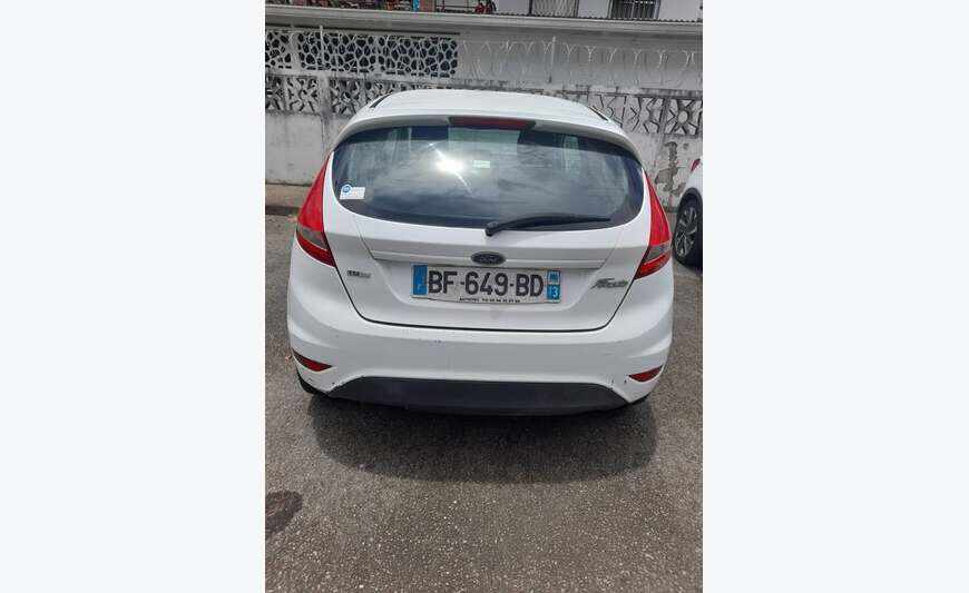 Je vend Ford fiesta voiture