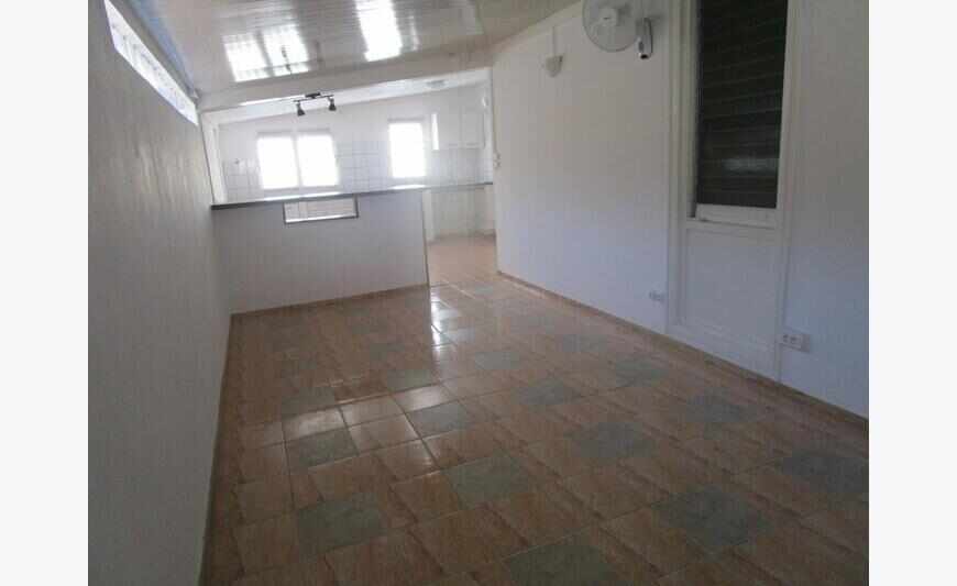 Grand appartement à louer 740.00 Eur par mois à Kourou