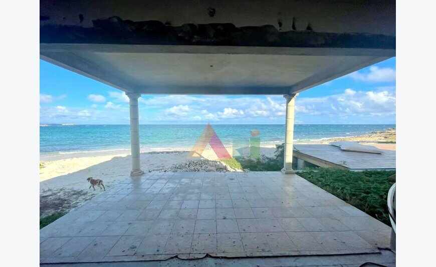 Belle opportunité : Villa en front de mer à rénover
