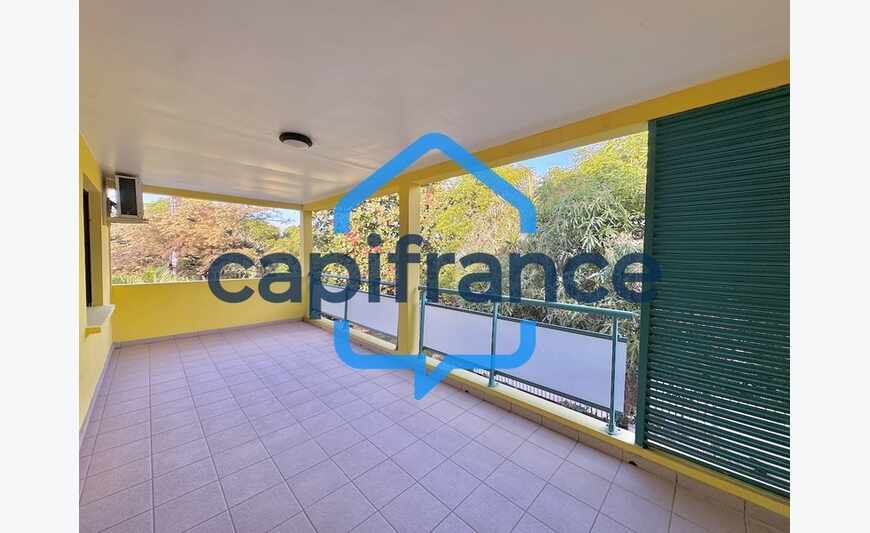 - Bel Appartement T3 avec Jardin et Deux Varangues à La