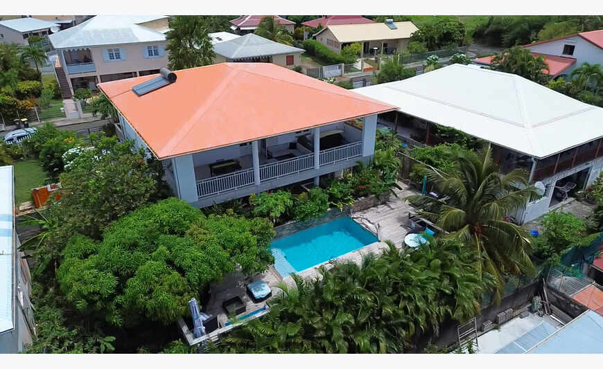, résidence de 4 logements avec piscine à La Trinité