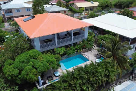 résidence de 4 logements avec piscine à La Trinité