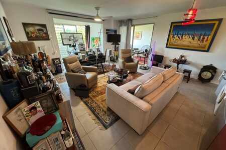 Coup de coeur pour ce splendide T2 de 81 M2 dont 52m2