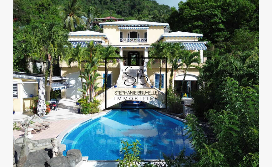 Les Trois Ilets : Propriété et sa somptueuse piscine, vue