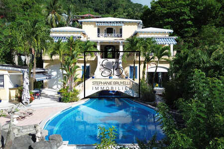 Les Trois Ilets : Propriété et sa somptueuse piscine, vue