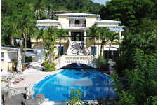 Les Trois Ilets : Propriété et sa somptueuse piscine, vue