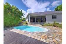 Villa lumineuse avec charpente cathédrale et piscine, au