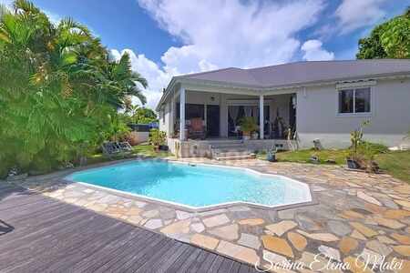 Villa lumineuse avec charpente cathédrale et piscine, au