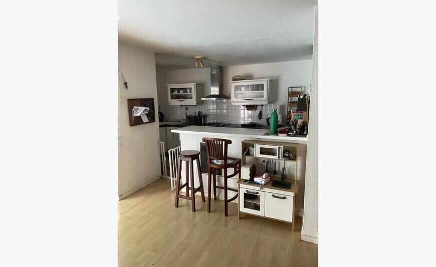 Maison de 100m2 avec 5 pièces à louer 1 800 Eur par mois à