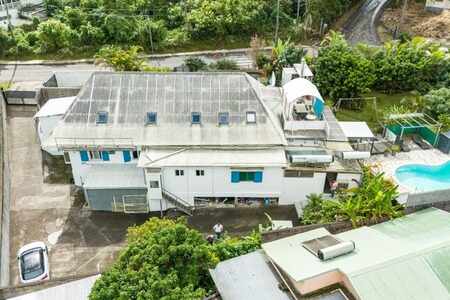 Rare au Tampon : maison de 276 m², 4 logements + piscine sur